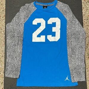 Nike Air Jordan Jumpman Logo Shirt
Youth and White Long Sleeve Shirt